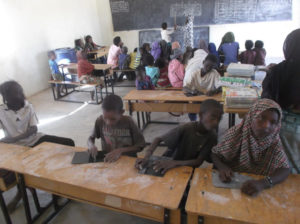 Ecolier qui étudient en classe