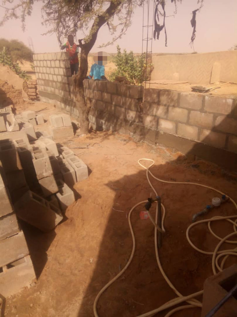 Une étape de la construction du mur de l'internat