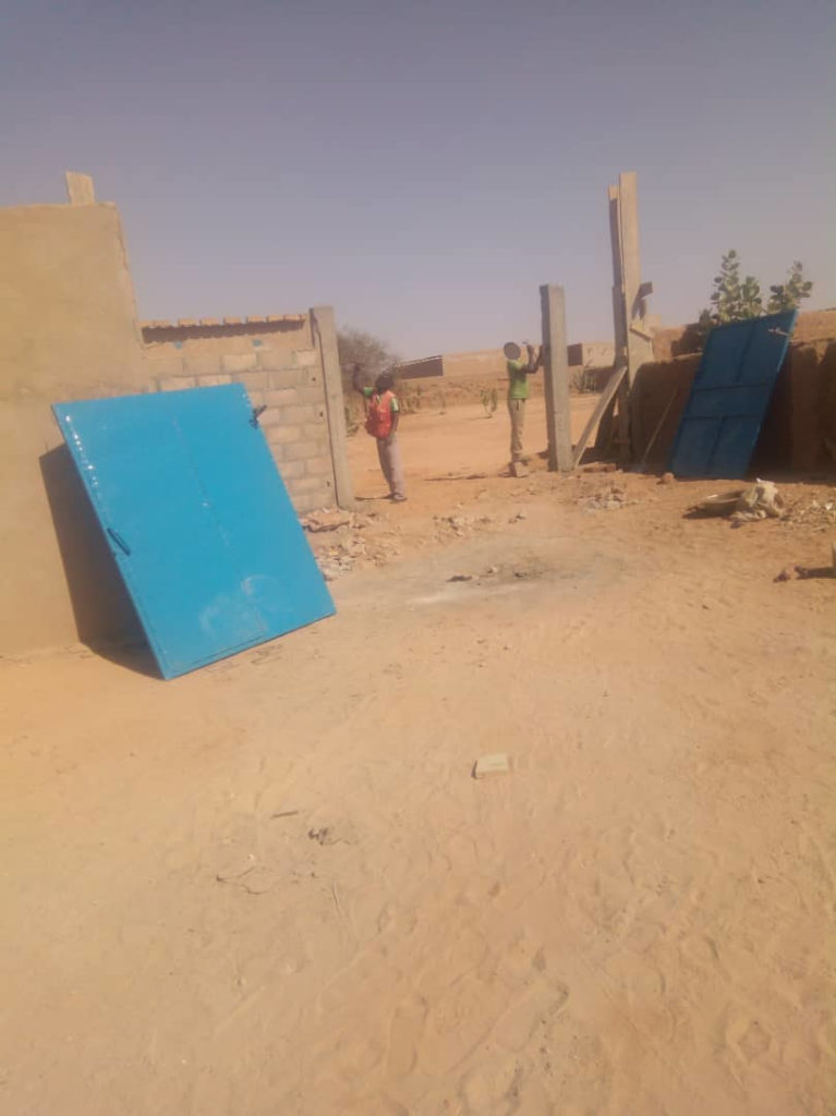 Une étape de la construction du mur de l'internat