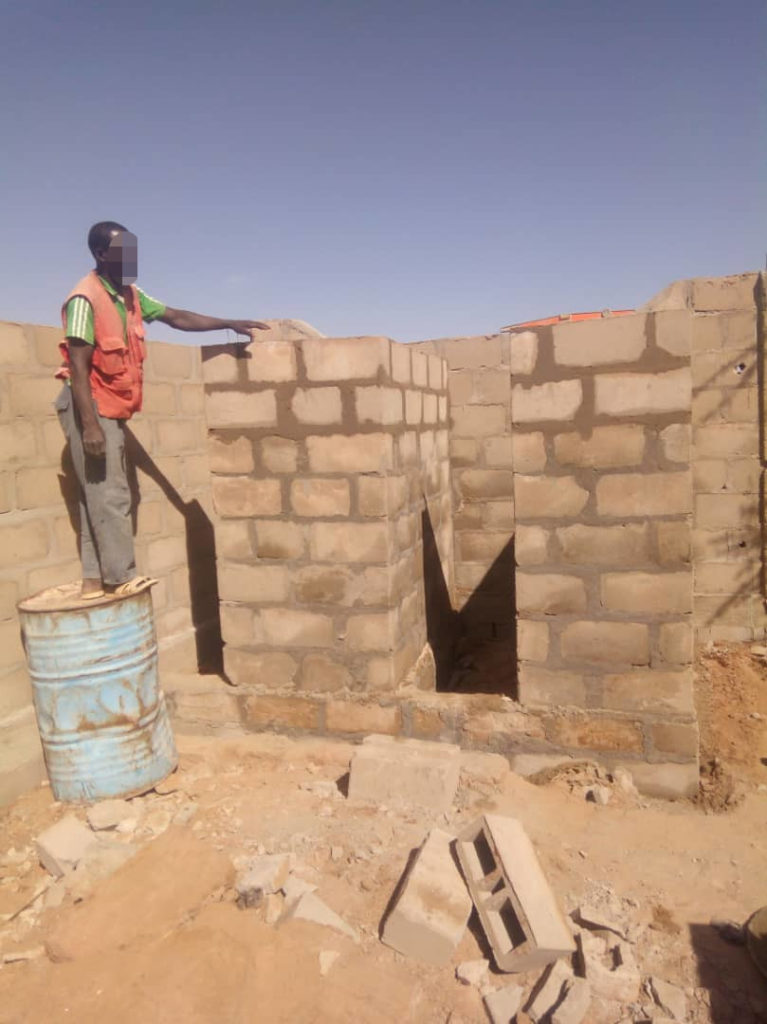 Une étape de la construction du mur de l'internat
