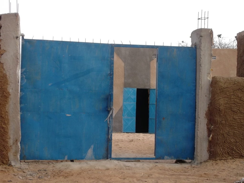 Pose du portail extérieur de l'internat